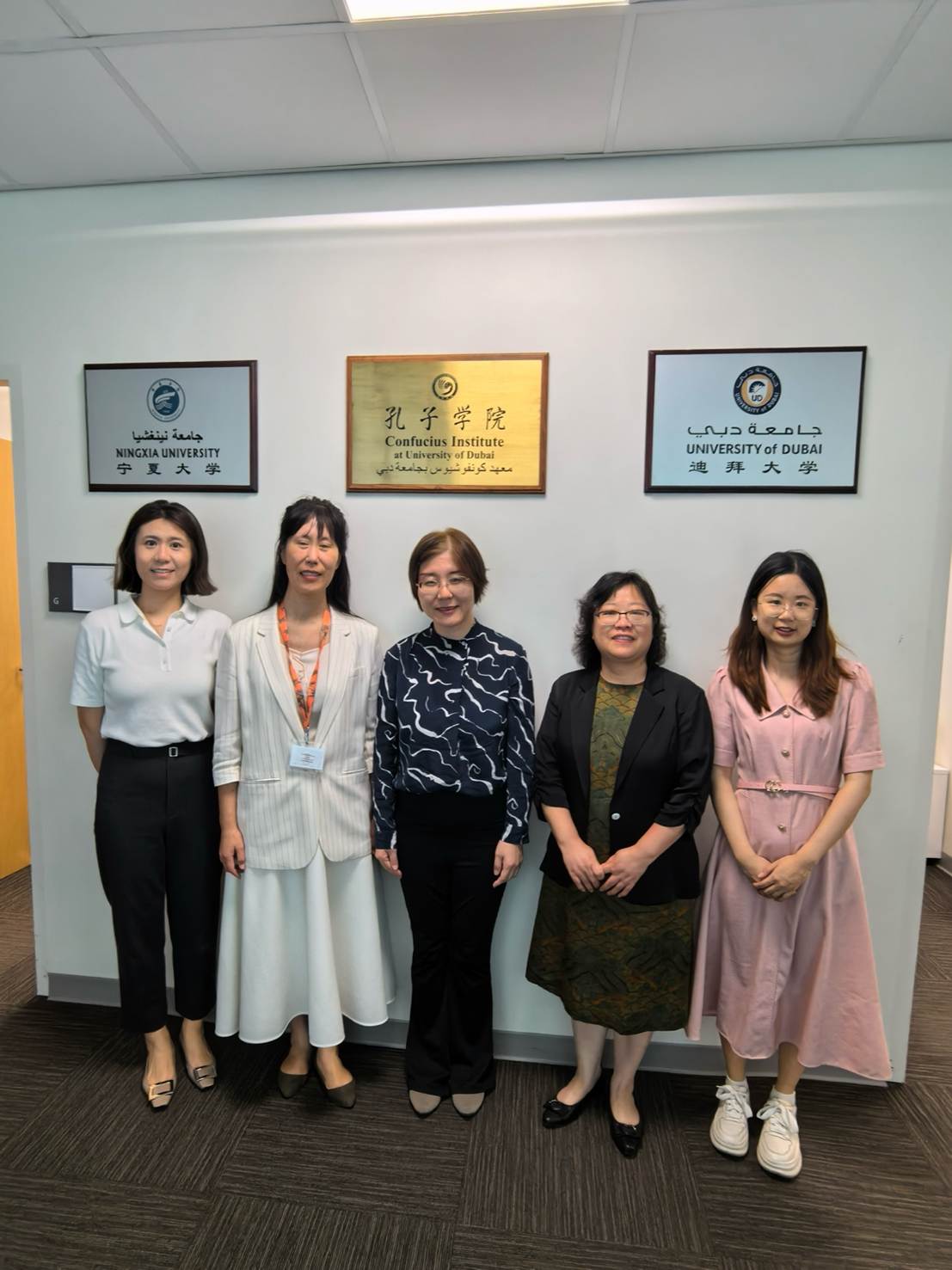 一群人站在室内合影 AI 生成的内容可能不正确。